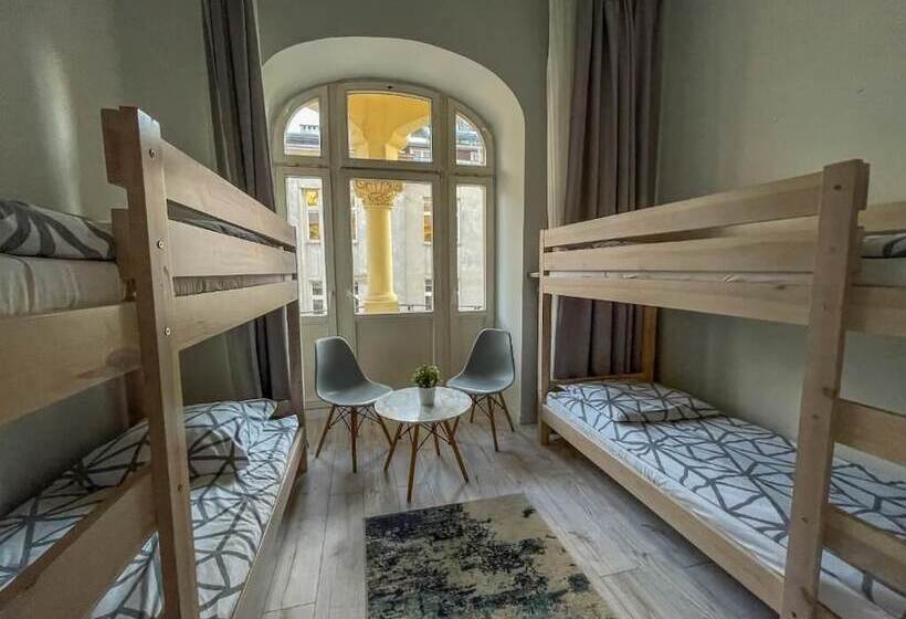 共用房间的床, Moon Hostel Warszawa