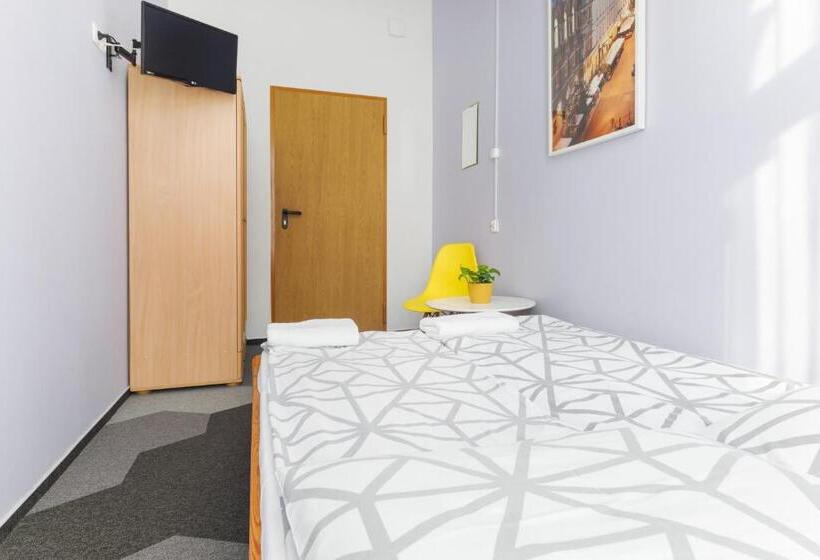 带共用浴室的标准房间, Moon Hostel Warszawa