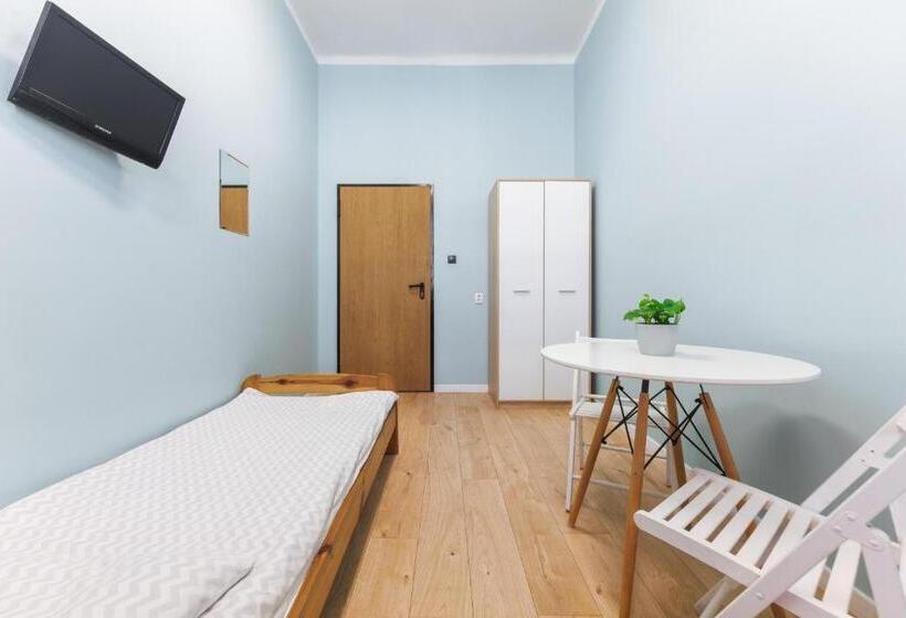 Кровать в Многоместном Номере с Общей Ванной, Moon Hostel Warszawa