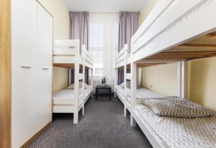 Кровать в Многоместном Номере с Общей Ванной, Moon Hostel Warszawa