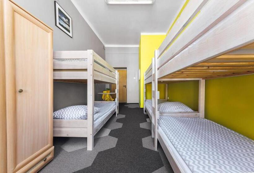 带共用卧室公用房间的床, Moon Hostel Warszawa