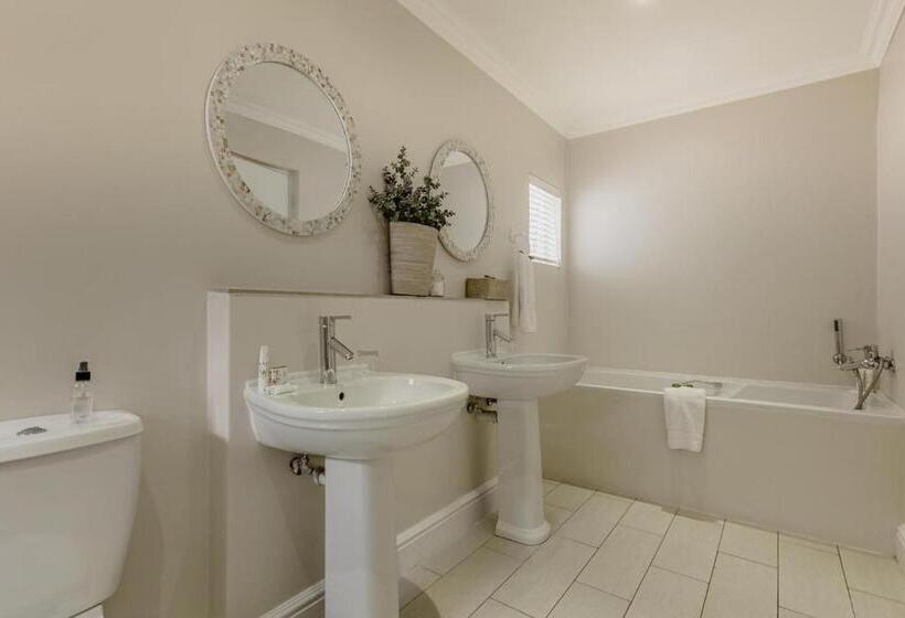 Семейный Номер, Cottage Pie By Robberg