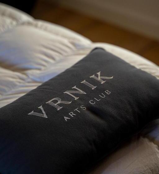 高级套房带海景, Vrnik Arts Club