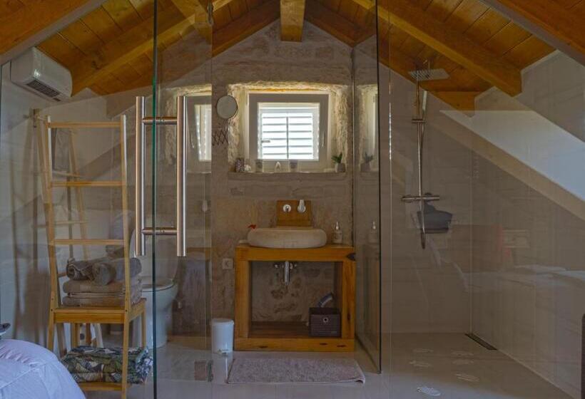 高级套房带海景, Vrnik Arts Club