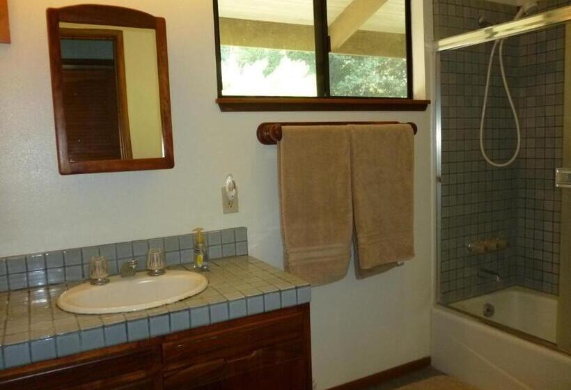 غرفة قياسية مطلّة علي الحديقة, A Beautiful Edge Of The World Bed & Breakfast