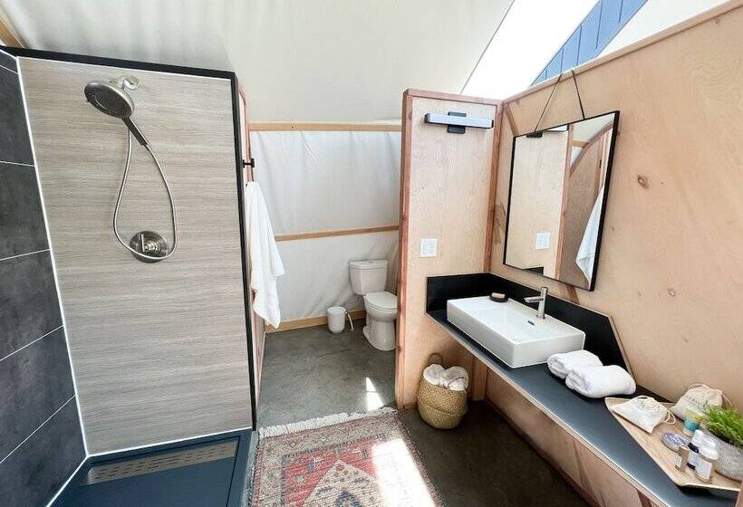 Standard Tent, Backland