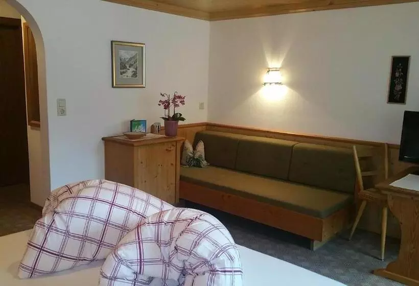 اتاق استاندارد سه نفره, Pension Bergkristall