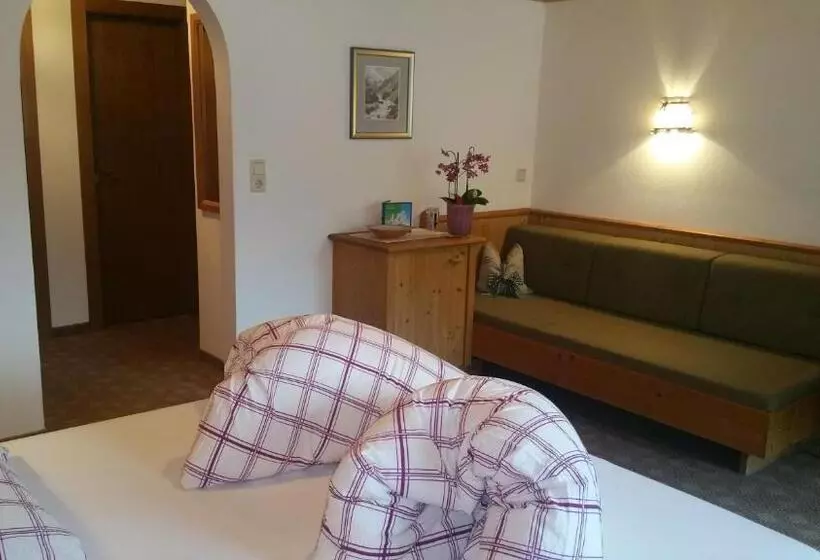 اتاق استاندارد سه نفره, Pension Bergkristall