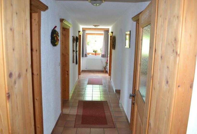 침실 3개 아파트, Böglhof