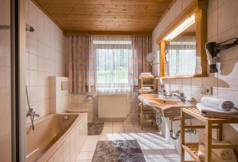 침실 3개 아파트, Böglhof