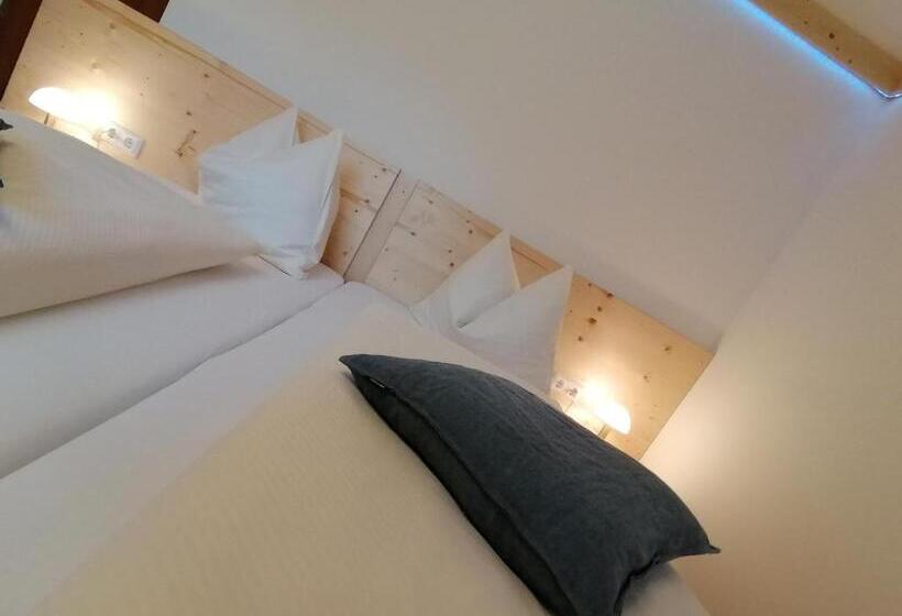 جناح, Pension Fischinger