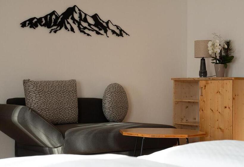 جناح مزوَّد بشرفة, Pension Fischinger