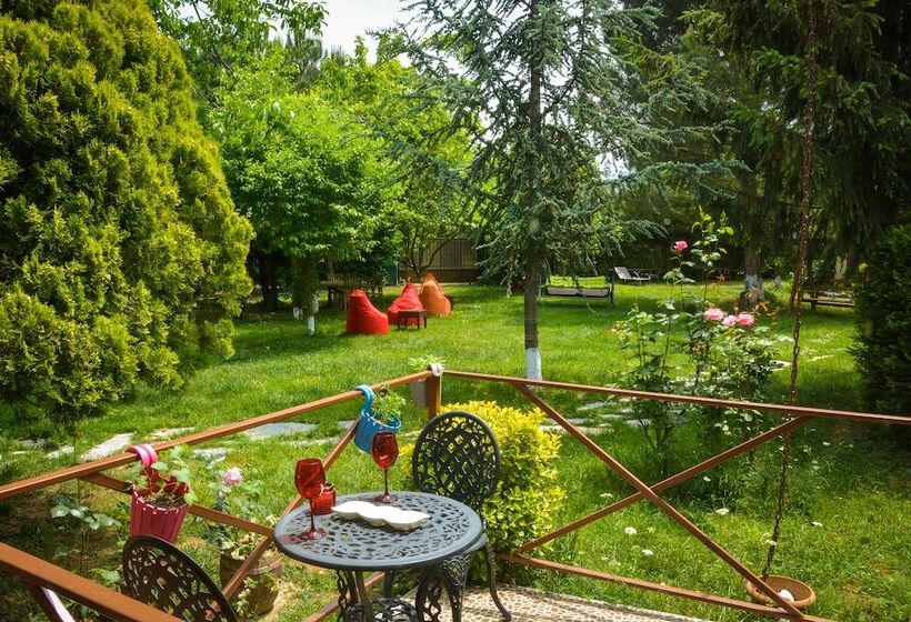 جناح عائلي, Alex Village Life