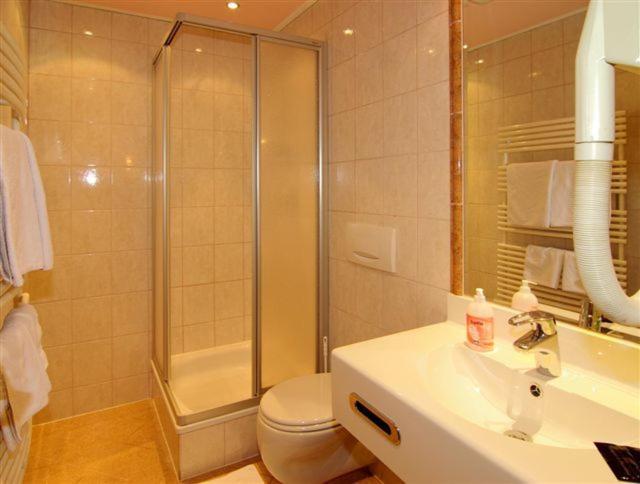 标准单人间, Hubertus