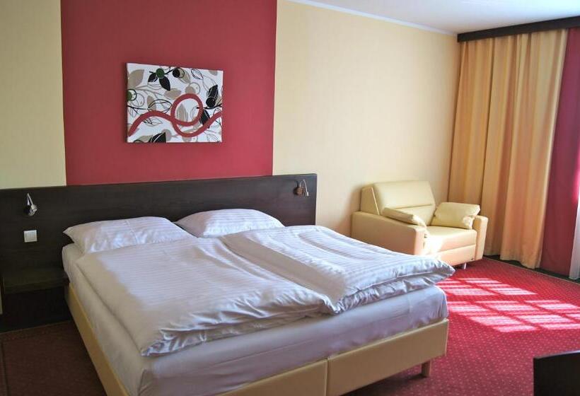 חדר סטנדרט לשלושה, Karl Wirt