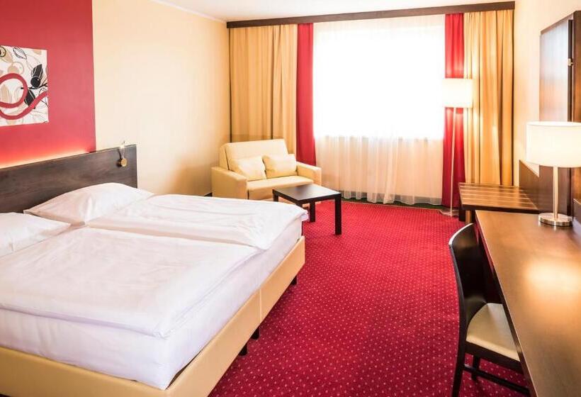 חדר סטנדרט לשלושה, Karl Wirt