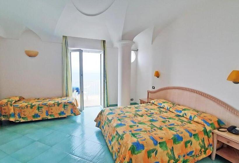 חדר סטנדרט לשלושה, Albatros