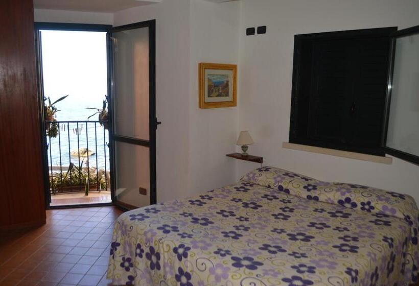 اتاق سوپریور با چشم‌انداز دریا, Le Piccole Grotte