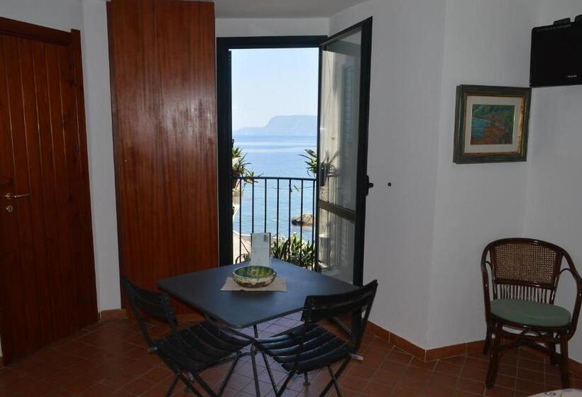 اتاق سوپریور با چشم‌انداز دریا, Le Piccole Grotte