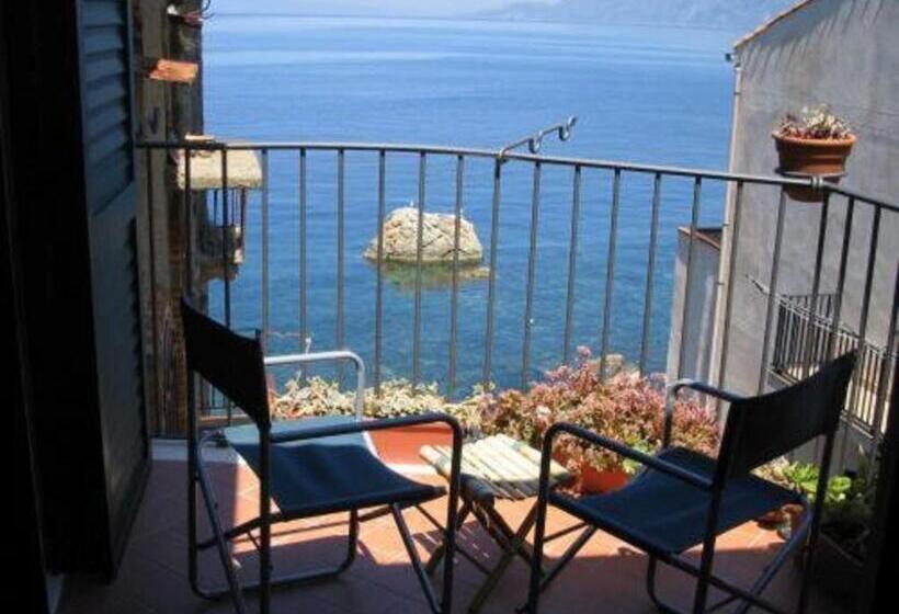 اتاق سوپریور با چشم‌انداز دریا, Le Piccole Grotte