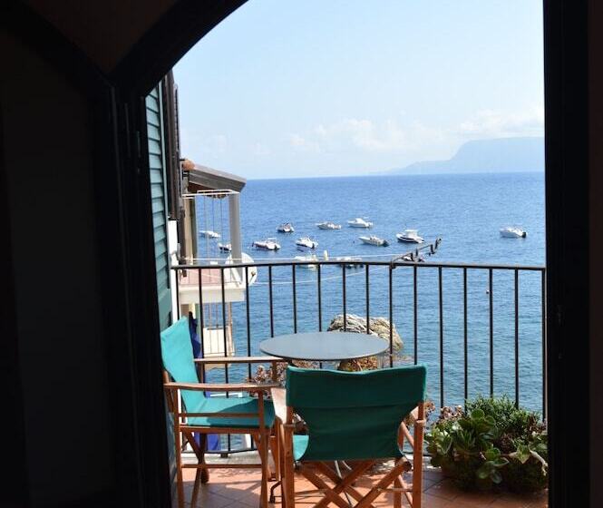 اتاق سوپریور با چشم‌انداز دریا, Le Piccole Grotte