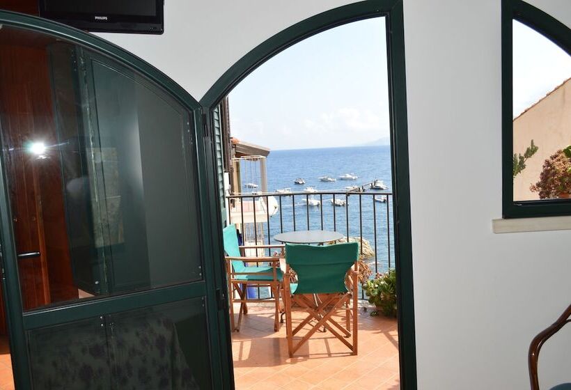 اتاق سوپریور با چشم‌انداز دریا, Le Piccole Grotte