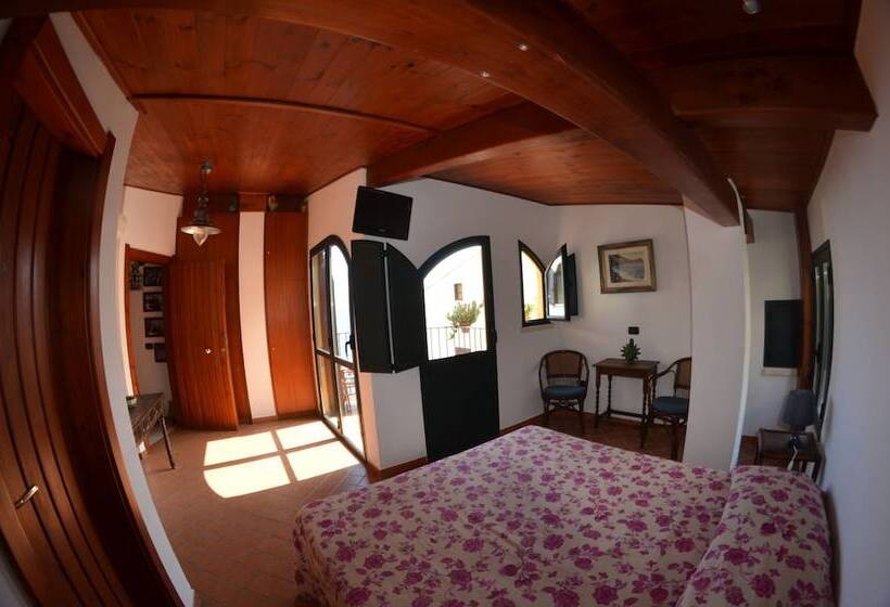 اتاق سوپریور با چشم‌انداز دریا, Le Piccole Grotte