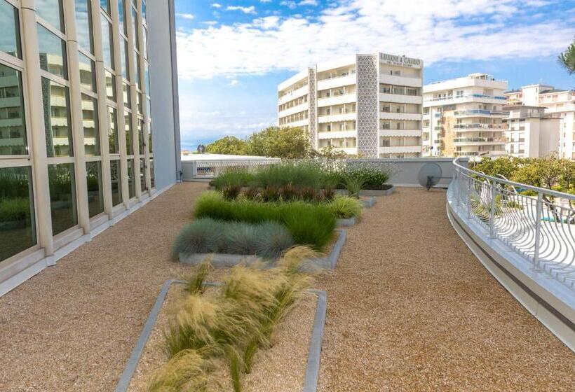 חדר סופריור לשלושה, Nember