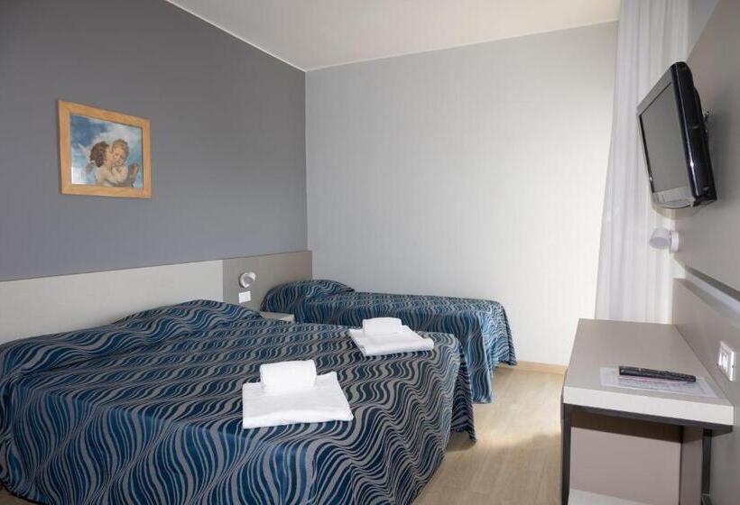 חדר סופריור לשלושה, Nember