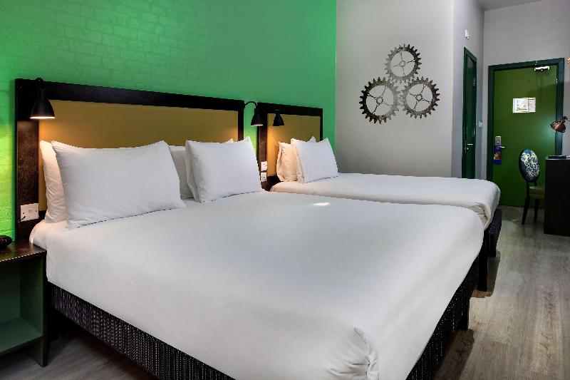 غرفة عائلية, Sharing