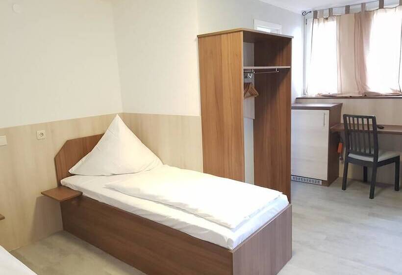 标准三人间, Pension Im Bett