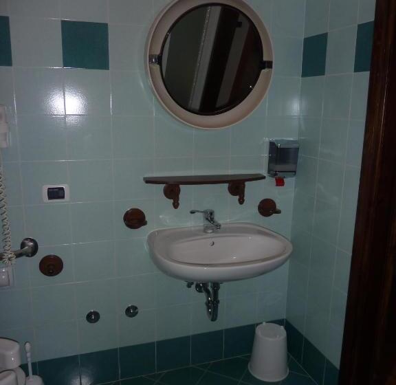 חדר סטנדרט לשלושה, Dalla Serra