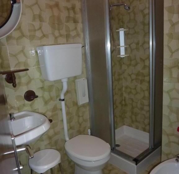 חדר סטנדרט לשלושה, Dalla Serra