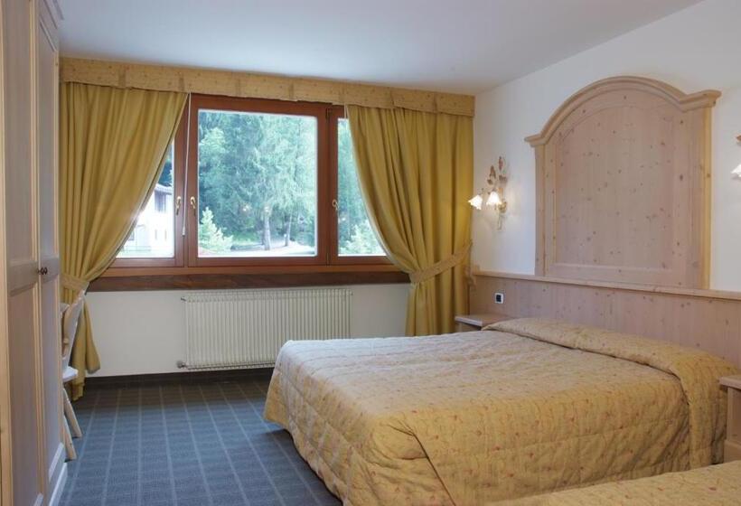 חדר סטנדרט לשלושה, Dalla Serra