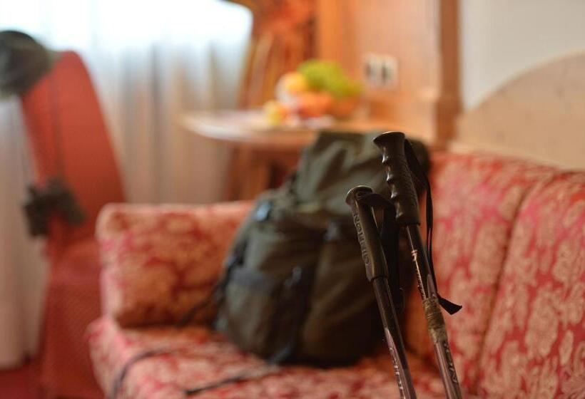 חדר משפחתי, Dalla Serra