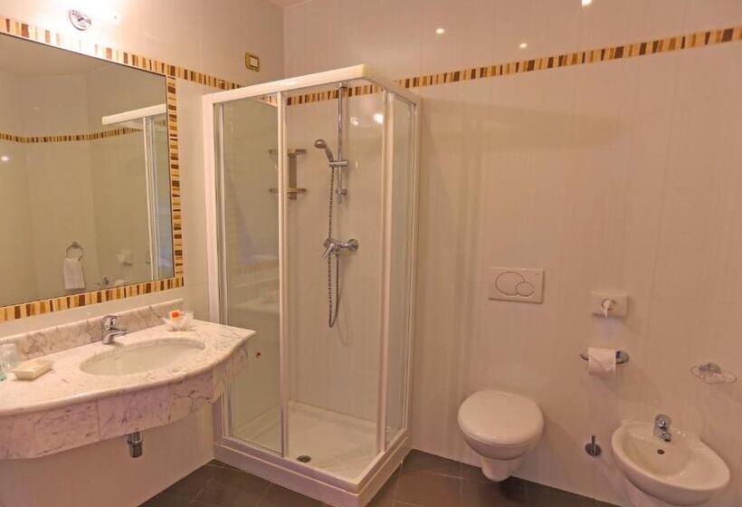 חדר סטנדרט לשלושה עם נוף לגינה, Lido Blu Surf & Bike