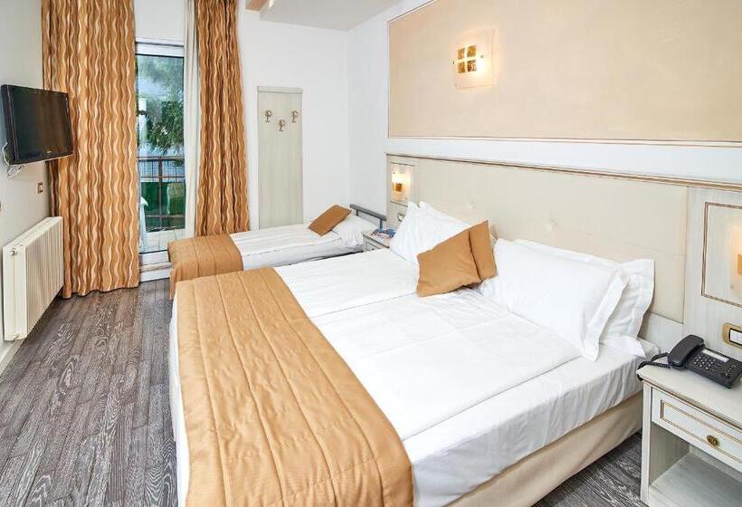 חדר סטנדרט לשלושה עם נוף לגינה, Lido Blu Surf & Bike