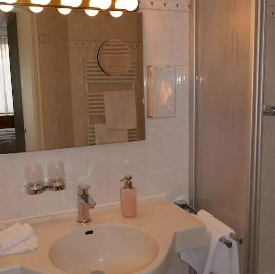 اتاق استاندارد یک نفره, Rotkreuzplatz