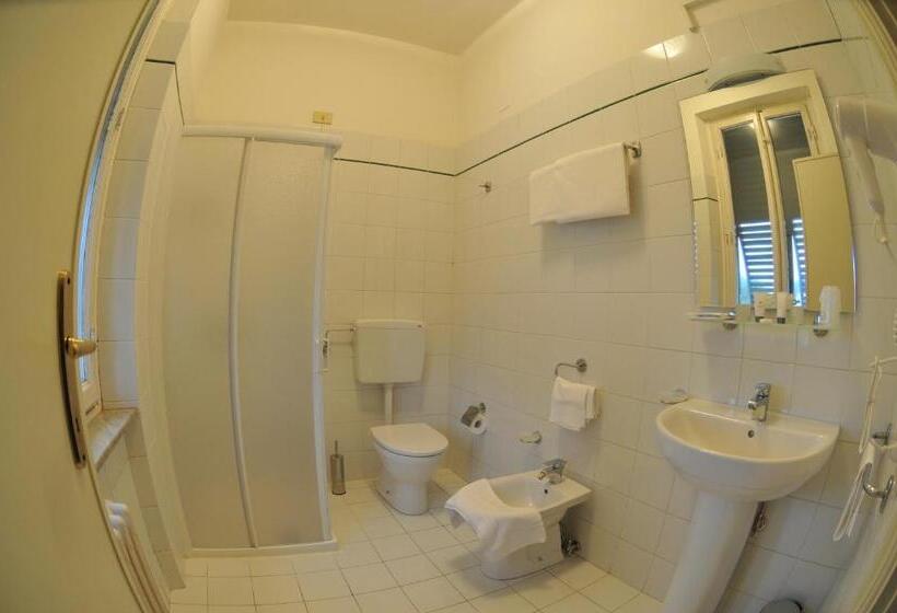 اتاق استاندارد سه نفره, Stipino