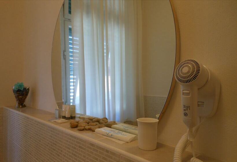 اتاق استاندارد سه نفره, Stipino