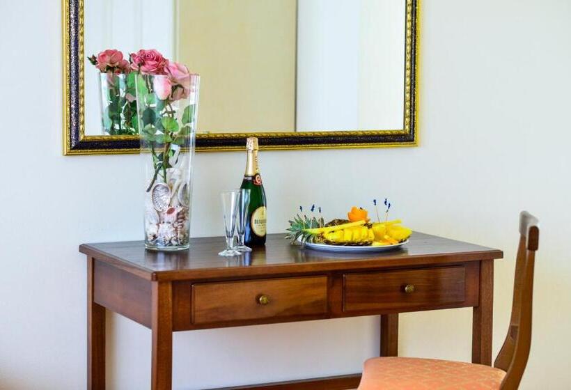 スタンダードトリプルルーム, Sylvia