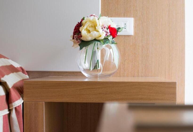 スタンダードシングルルーム, Sylvia