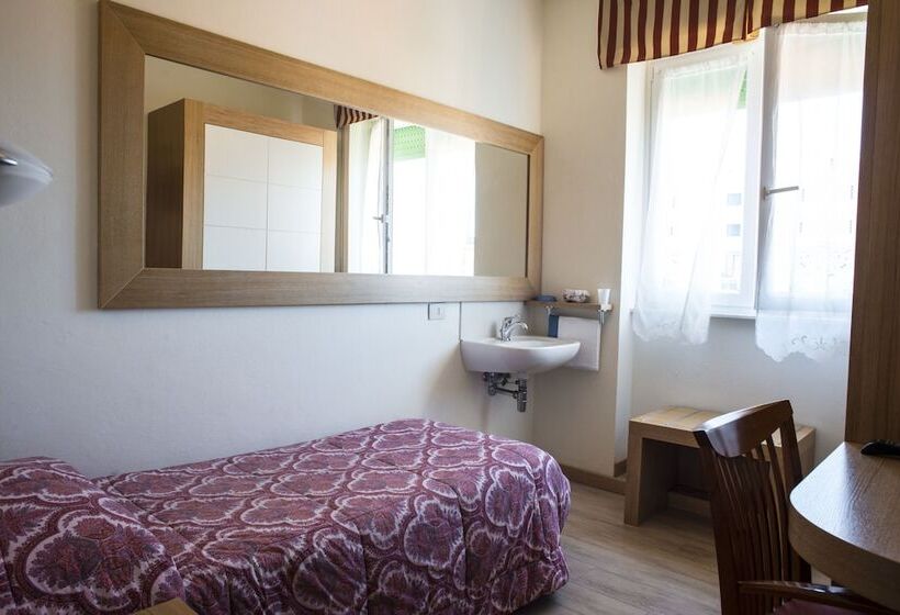 スタンダードシングルルーム, Sylvia