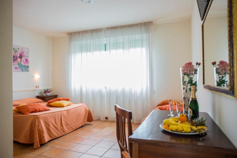 スタンダードトリプルルーム, Sylvia