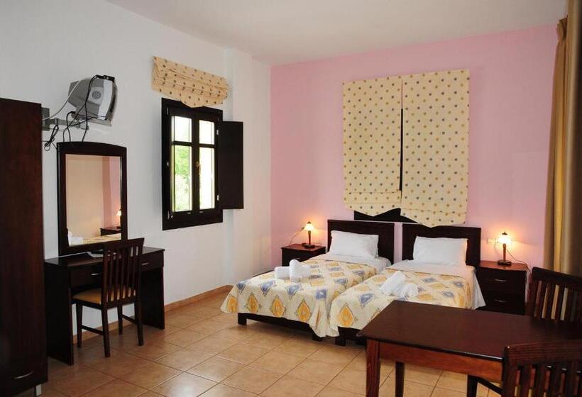 スタンダードスタジオ, Palirria Hotel & Studios