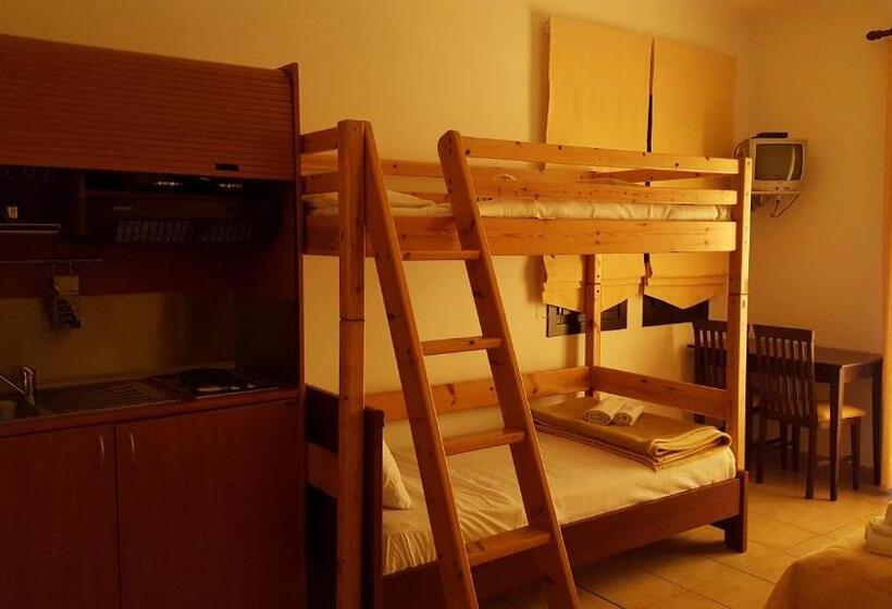 استودیوی استاندارد, Palirria Hotel & Studios