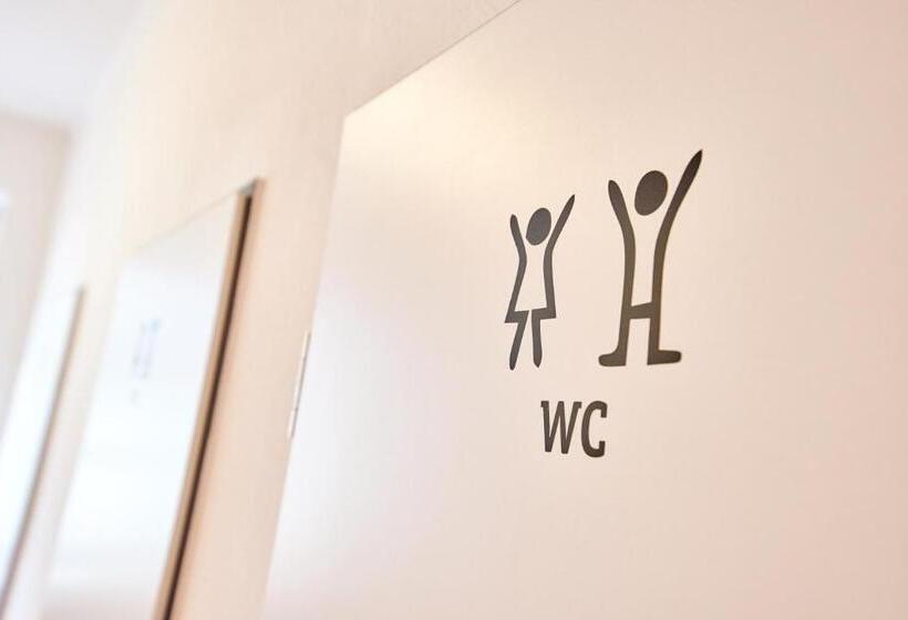 חדר סטנדרט לשלושה עם חדר אמבטיה משוף, Djh Jugendgästehaus Adolph Kolping