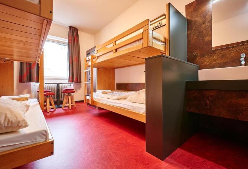 חדר סטנדרט לשלושה עם חדר אמבטיה משוף, Djh Jugendgästehaus Adolph Kolping