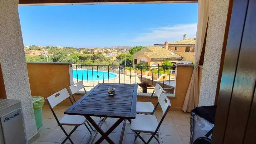 Huoneisto 1 Makuuhuone Allasnäkymä, Residence Borgo Punta Villa