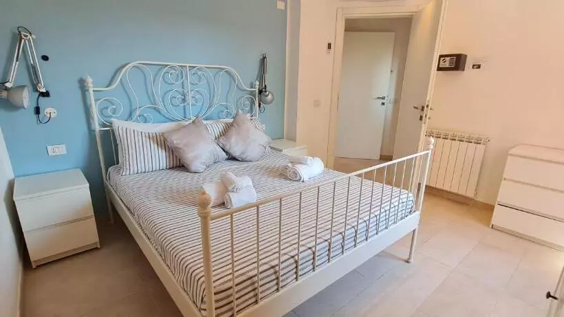 Huoneisto 1 Makuuhuone Allasnäkymä, Residence Borgo Punta Villa